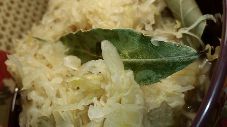 Obľúbené raw placky s domácou kyslou kapustou